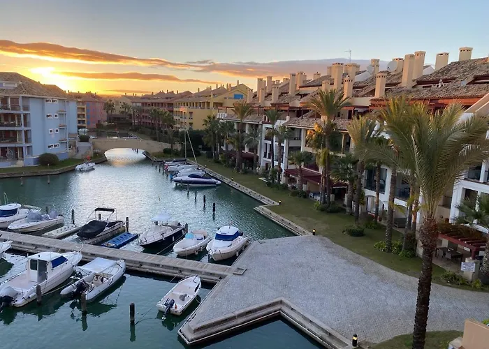 Apartamento Con Terraza Sobre La Marina De Sotogrande