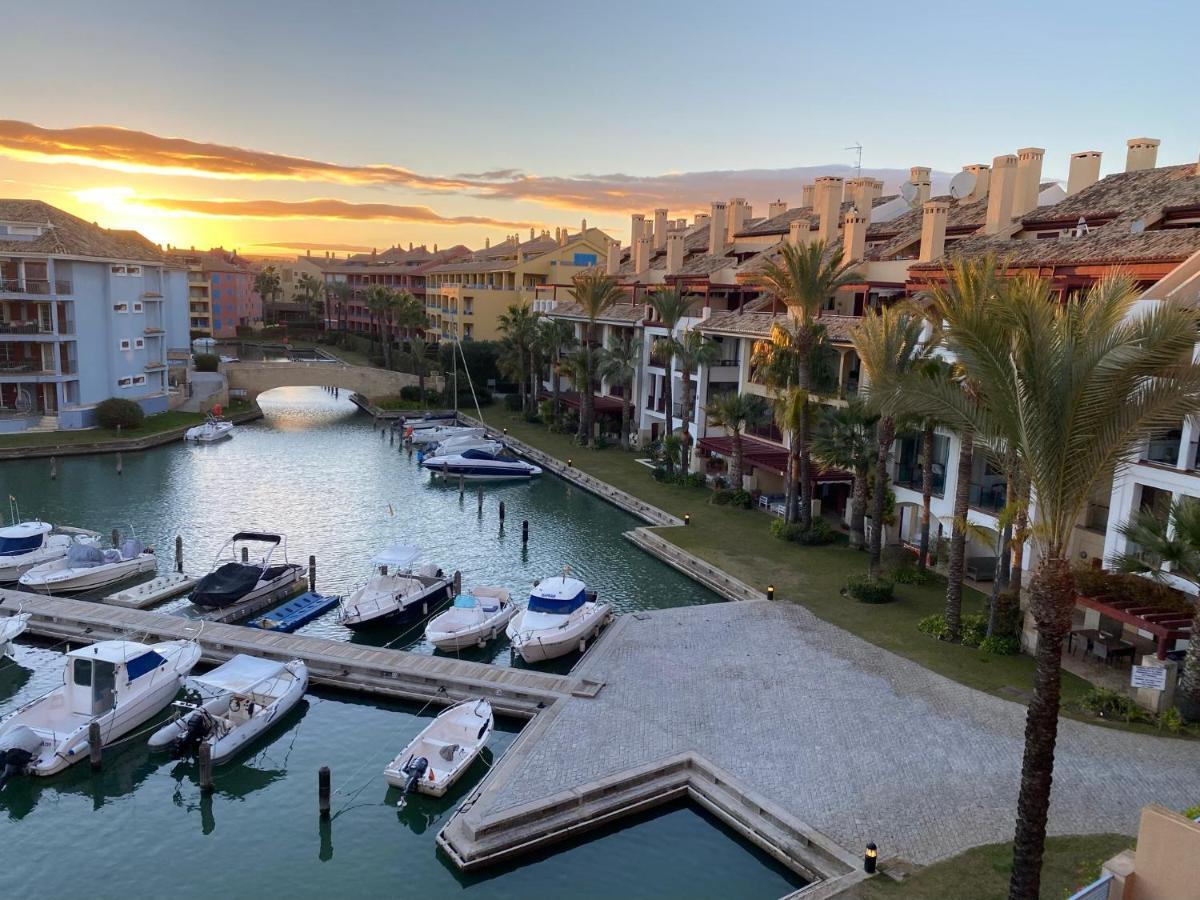 Con Terraza Sobre La Marina De Sotogrande * San Roque (Andalucia)