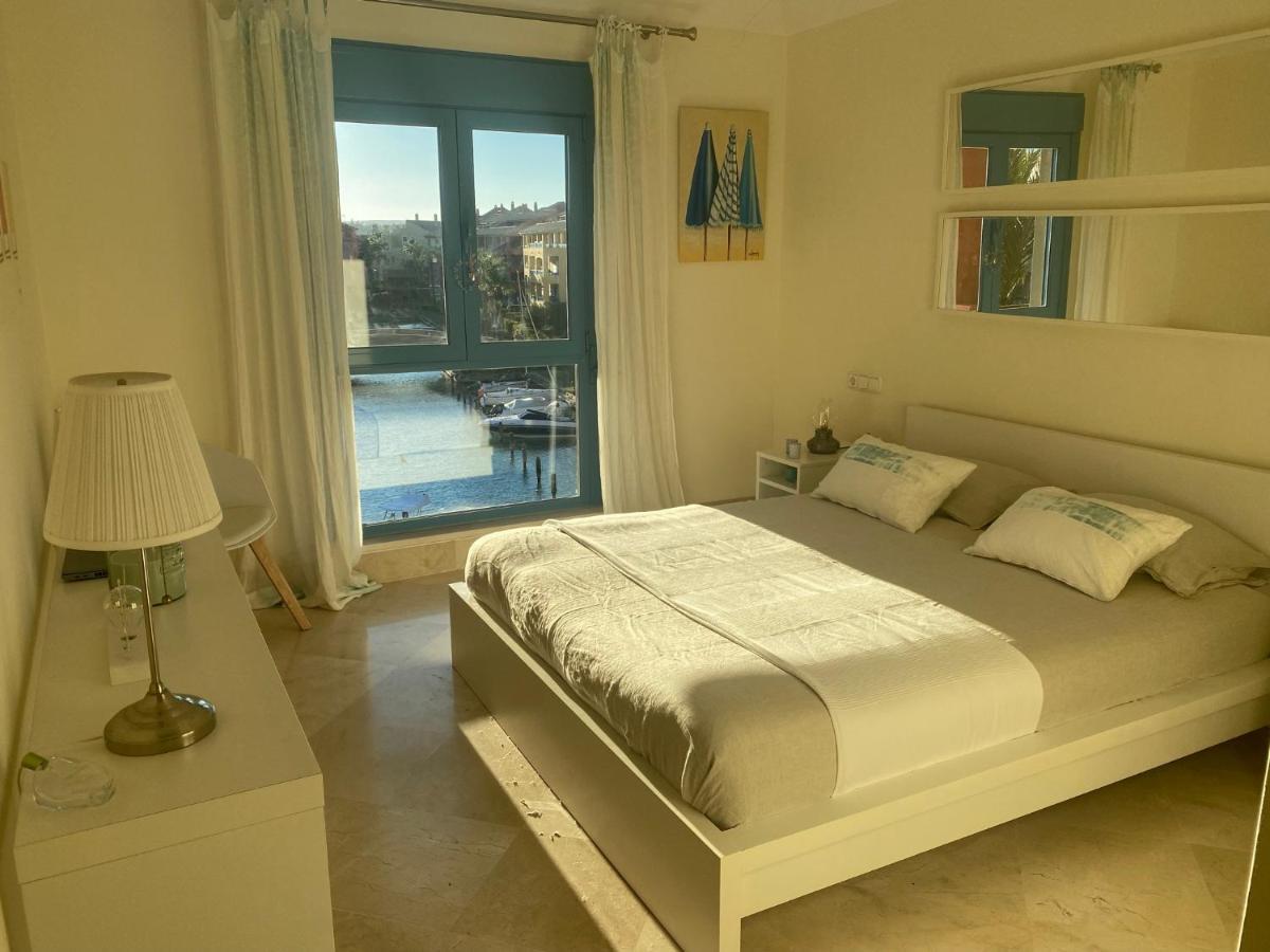 Apartment Con Terraza Sobre La Marina De Sotogrande