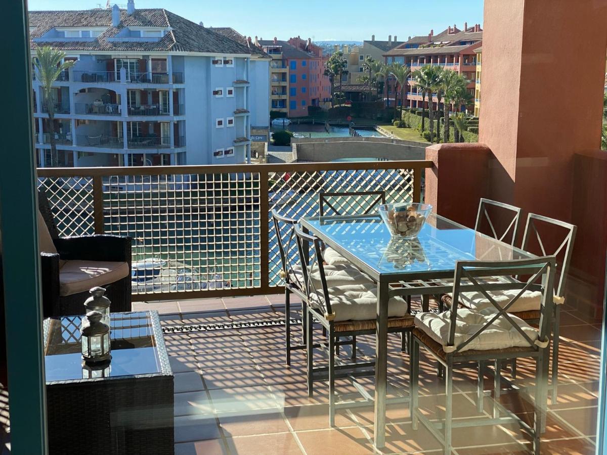Con Terraza Sobre La Marina De Sotogrande Apartment *