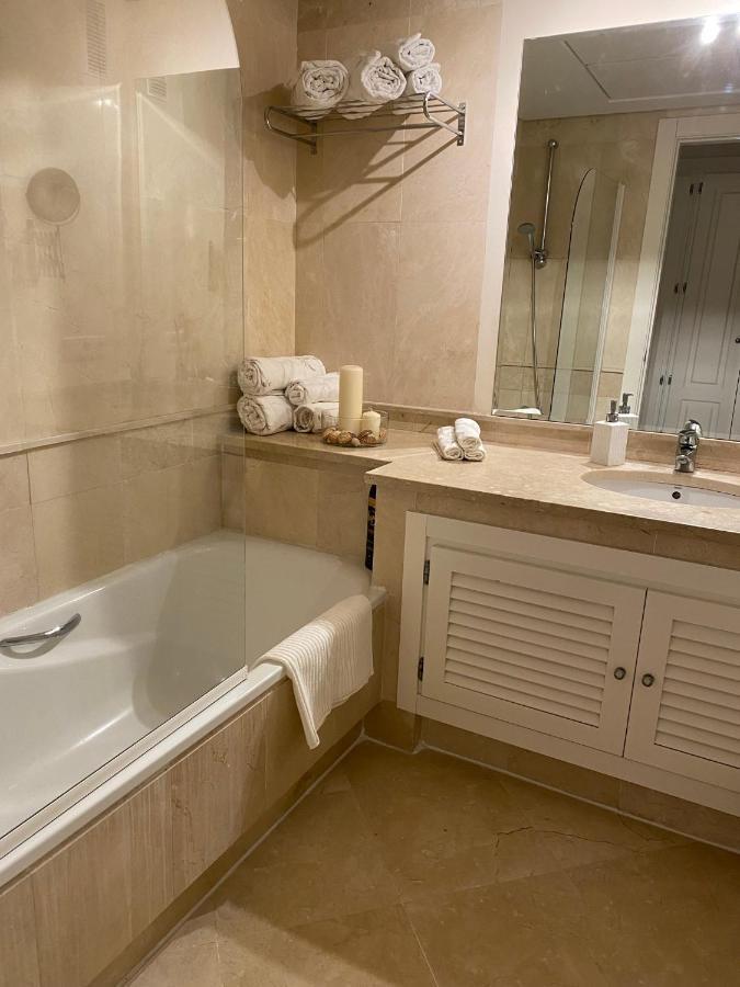Apartment Con Terraza Sobre La Marina De Sotogrande