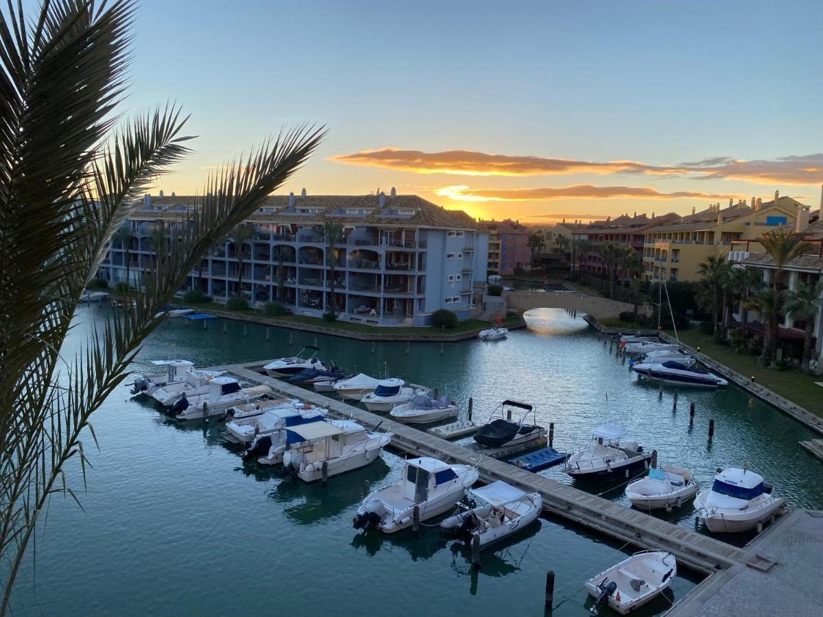 Con Terraza Sobre La Marina De Sotogrande