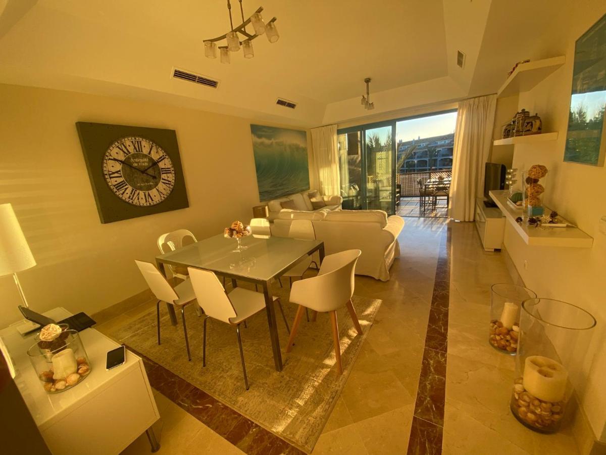 Con Terraza Sobre La Marina De Sotogrande Appartamento
